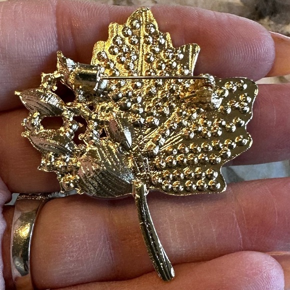 Maple Leaf Crystal Brooch w/White, Peach & Yellow Crystals Gold Tone Finish NEW - Picture 3 of 3
